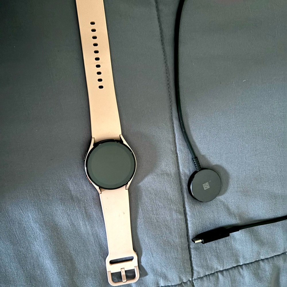 Samsung Galaxy 5 watch 40MM in Pink Gold